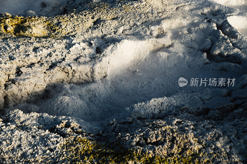 近距离观看地热景点在Sol de Mañana公园在Altiplano，玻利维亚